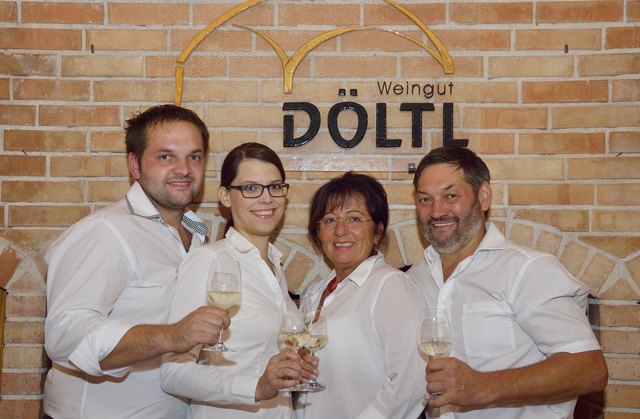 Maria & Rupert Sen. Döltl sowie Barbara & Rupert Jun. Döltl empfehlen den Grünen Veltliner Classic.