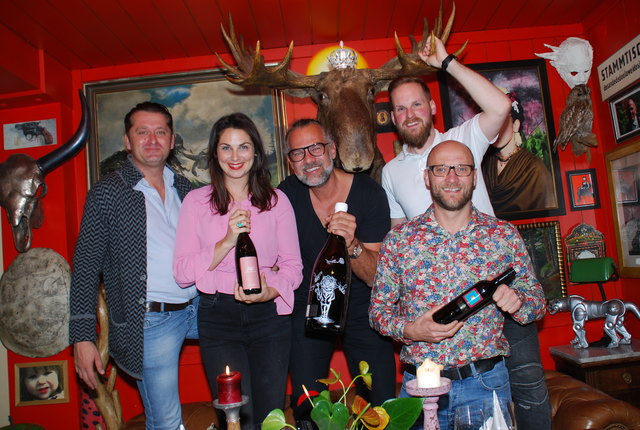 Christian Dobran, Marion Ebner-Ebenau, Clemens Strobl, Ludwig Gasser (hinten) und Horst Gager im Gastraum des Kleinsasserhofes