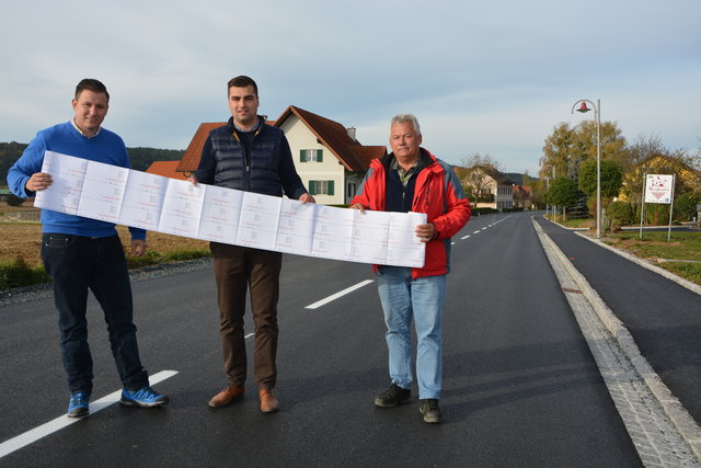 Ortsdurchfahrt Ebersdorf ist fertig: Bauaufsicht Jürgen Schiman, Marcel Schalk und Heinz Wurzinger, Polier von der Firma Klöcher Bau.