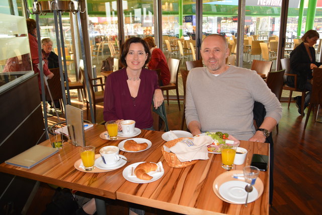 Bezirksblätter-Redakteurin Karina Seidl frühstückt mit Siegfried Kuzdas. | Foto: Rieseder