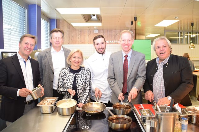 Vizepräsident Martin Felder, Obmann der Fachgruppe Gastronomie Pepi Hackl, Direktorin der Tiroler Wirtschaftskammer Evelyn Geiger-Anker, WIFI-Küchenmeister Philipp Stohner, WIFI-Geschäftsführer Paul Vyskovsky und Ausbildungsreferent der Sparte Tourismus Andreas Fahrner (v.l.)