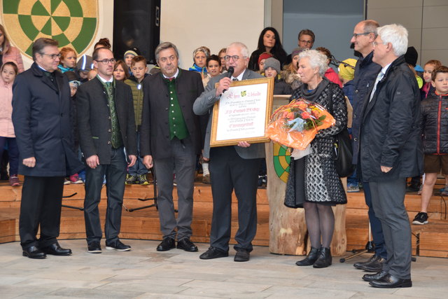 LH Günther Platter, Vizebgm. Peter Wille, Bgm. Rupert Schuchter, Landtagsvizepräs. Toni Mattle & BH-Stv. Siggi Geiger gratulierten dem neuen Ehrenbürger.