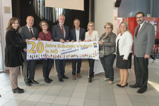 Dank an alle Akteure: Margot Müller, Reinfried Gänger, Irene Vasik, Bürgermeister Franz Zwicker, Rudolf Köstler, Gerda Bernauer, Renate Zeller,  Gabriele Pollreiß, Direktor Otto Schandl. | Foto: grafik.at