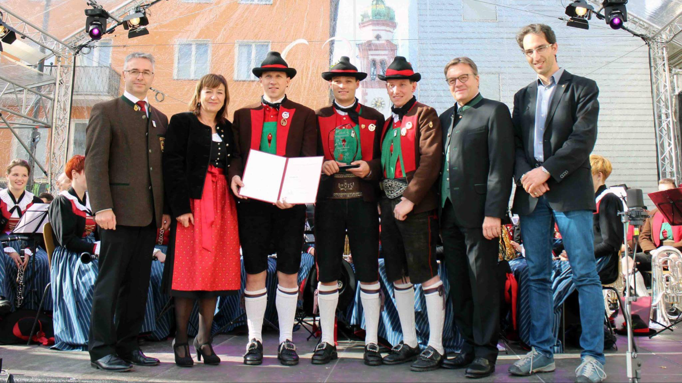 v.Links: Landesobmann Elmar Juen, LRin. Dr. Beate Palfrader, Obmann Lukas Waldegger, Kpm. Daniel Waldegger, Stabführer Luis Rudigier jun, LH Günther Platter, Bgm Helmut Spöttl