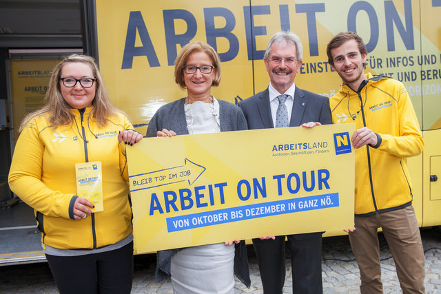Landeshauptfrau Johanna Mikl-Leitner und Landesrat Karl Wilfing präsentieren den „Arbeit on Tour“-Bus;﻿ | Foto: Land NÖ