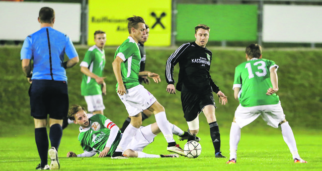 ESV-Goalgetter Michael Platzer (Mitte) wurde eng bewacht, traf letztendlich zweimal vom Elfmeter-Punkt. | Foto: ripu