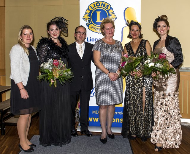 Lions-Präsidentin Barbara Hitzl (3.v.r.) freute sich gemeinsam mit Andrea Graf von der Heiltherme Bad Waltersdorf (l.) über das gelungene Konzert der Cover Girls.