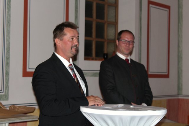 Foto: Gabriella Bösze                                                                  Ehrenbürger Franz Humer mit Martin Almstädter bei seiner  Dankesrede