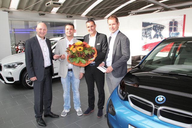 Die Unterberger-Geschäftsführer Josef Gruber, Gerald und Dieter Unterberger (v.l.) schenkten dem 500. BMW i-Käufer Patrick Martha (2. v.l.) von der Firma Kältepol Gaststätteneinrichter und Kältetechnik einen Wellness-Gutschein.