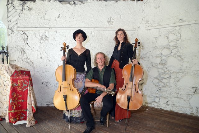 Das Trio "Quiet Heart" spielt in Hallstatt.