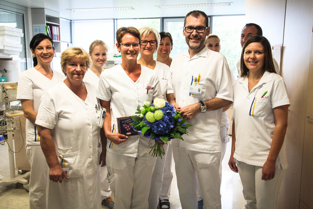 Am Bild von links: Maria Lisy, Anita Eichhorn, Viktoria Aigner, Martina Zottl, Renate Hammerl, Christina Hanny, Pflegedirektor Andreas Lausch, Melanie Maurer, Hermann Ecker, Manuela Waldecker