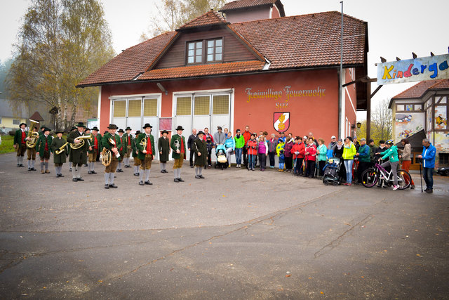 Beim Rüsthaus Seiz wurden die Teilnehmer musikalisch empfangen.