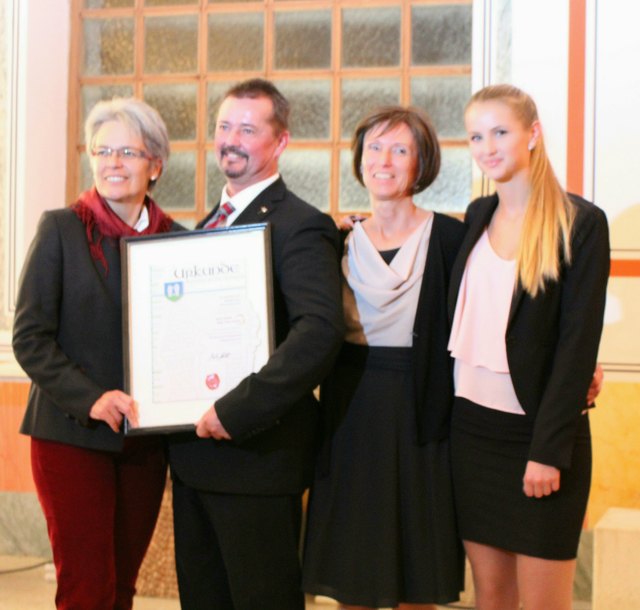 Foto: Gabriella Bösze                                                                      v.l. Landesrätin DRin Petra Bohuslav, Landesarchäologe Mag. Franz Humer, Gattin Mag. Ursula Grabner und Tochter Anna Grabner