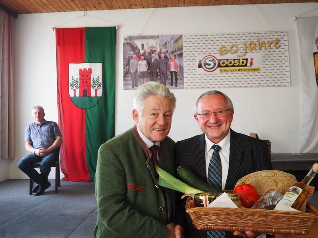 Bürgermeister Franz Xaver Hölzl mit Josef Pühringer. | Foto: Ludwig Riepl