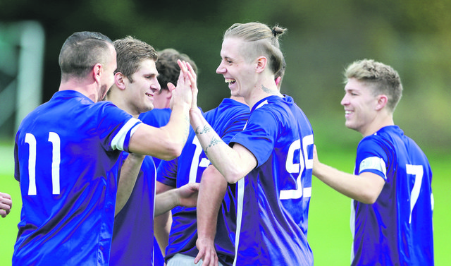 Lukas Kriechbaum holte sich die Torschützenführung von Sturmpartner Galun zurück, bejubelte mit den Teamkollegen den Herbstmeistertitel. | Foto: ripu