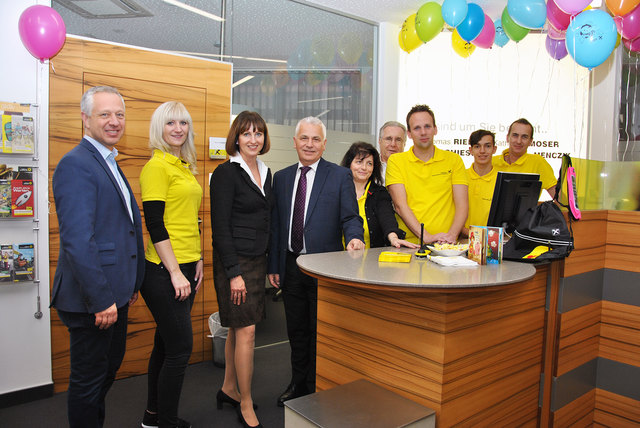 Weltspartag in der Raiffeisenbank Maria Enzersdorf, Hauptstraße: Vizebürgermeister Andreas Stöhr, Katharina Moser, RRB Mödling-Geschäftsleiterin Sonja Laimer, Bürgermeister Johann Zeiner, Siegrun Schiessler, Regionalrat Wilhelm Geignetter, Bankstellenleiter Thomas Riel, Christoph Gruber und Thomas Menczik (v.l.).