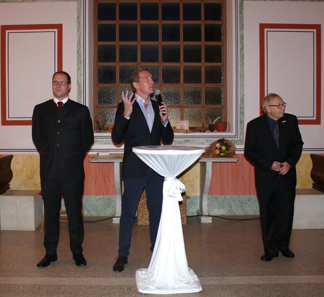 Foto: Gabriella Bösze                                                                      Bgm. Martin Almstädter, Geschäftsführer Dr. Markus Wachter und Kulturgemeinderat Erwin Schübl bei der eindrucksvollen Laudatio
