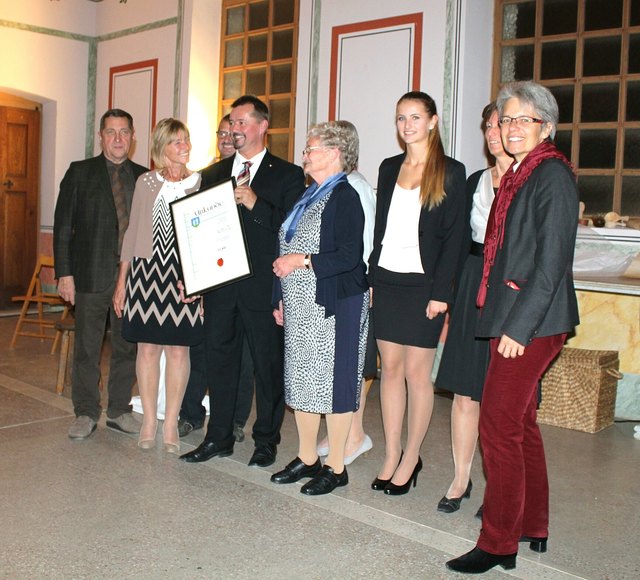 Foto: Gabriella Bösze                                                                 Mit großer Freude Franz Humer im Kreise seiner Familie, Mama Hermine, Geschwistern und Partnern, sowie Wegbegleiterin  Landesrätin DRin Petra Bohuslav