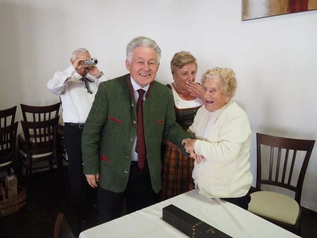 Damit er mit ihr in drei Jahren ihren 100. Geburtstag feiern kann, brachte Josef Pühringer Fanny Wögerer einen Kräutersaft für die Gesundheit mit. | Foto: Ludwig Riepl