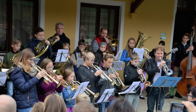 Am Bahnhof Anger versammelten sich die Musiker zum Konzert.