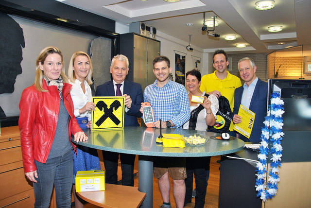 Weltspartag in der Raiffeisenbank Südstadt: GR Michaela Haidvogel, Andrada Geiger, Bürgermeister Johann Zeiner, Thomas Moser, Karin Leonhartsberger, Bankstellenleiter Thomas Riel und Vizebürgermeister Andreas Stöhr (v.l.).