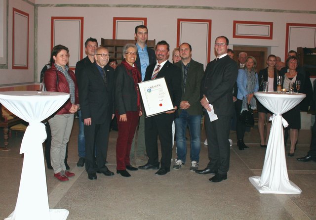 Foto: Gabriella Bösze                                                       Ehrenbürger Franz Humer mit Landesrätin Mag. Petra Bohuslav (Mitte),Kulturgemr. Erwin Schübl, Bgm. Martin Almstädter, Winzer Claus Dietrich und seinem Mitarbeiterteam, im Hintergrund Familie und Bekannte