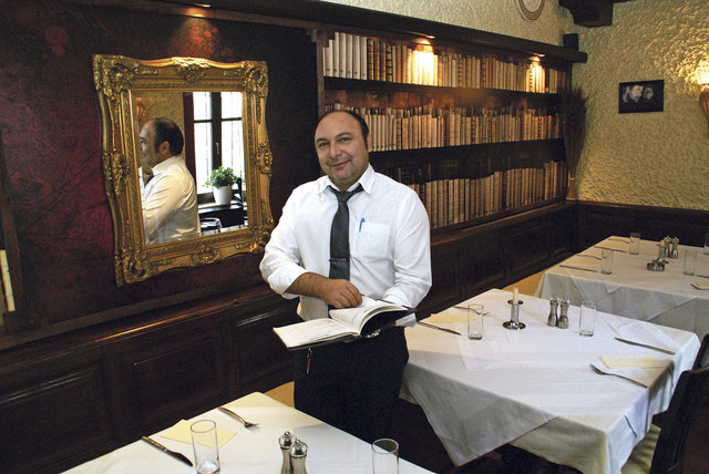 Chef „Nikos“ Papanastasiou freut sich auf Ihre Bestellung.