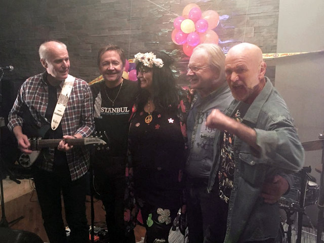 4 + 1 – die vier Herren Herbert Pilz, Fred Grasmug, Hans Wilding und Fritz Weidl mit ihrem wohl treuesten Fan Ingrid Jeschek.