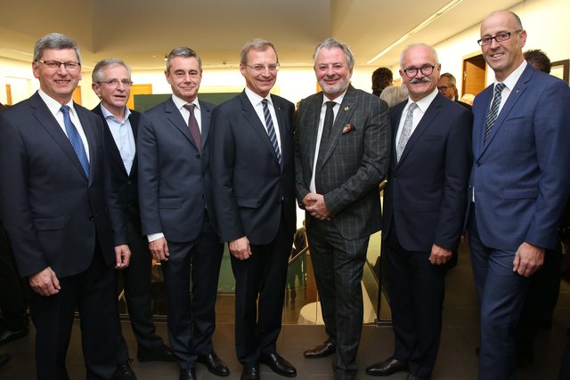 Peter Angerbauer, Wilhelm Molterer, Heinrich Schaller, Landeshauptmann Thomas Stelzer, Victor Schupfer, Karl Dietachmair, Simon Puchner (v. l.).