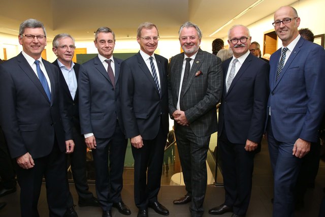 Peter Angerbauer, Wilhelm Molterer, Heinrich Schaller, Landeshauptmann Thomas Stelzer, Victor Schupfer, Karl Dietachmair, Simon Puchner (v. l.). | Foto: Raiffeisenbank Region Sierning-Enns