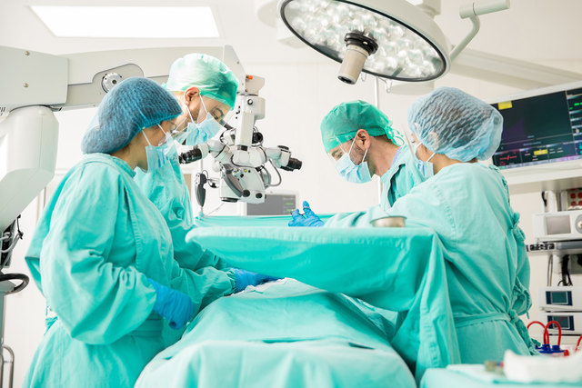 Eine Operation am Herzen sollte lieber nachmittags stattfinden.