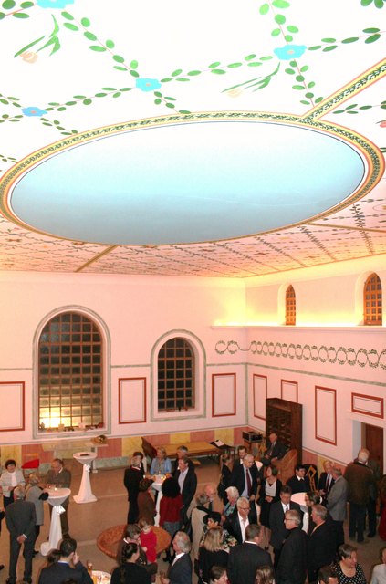 Foto: Gabriella Bösze                                                                    Stilvolles Ambiente mit vielen Gästen im großen Saal der Therme