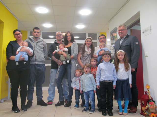 Bei der Feier im Gemeindeamt: Sabrina Meidlinger mit Sebastian, Walter Schuber, Harald und Lisa Windbichler mit Harald, Nicoleta Coltouan und Florin-Samuel mit den Kindern David, Elisei, Lois, Simon, Solomon und Timotei, sowie Bürgermeister Josef Kutrovatz