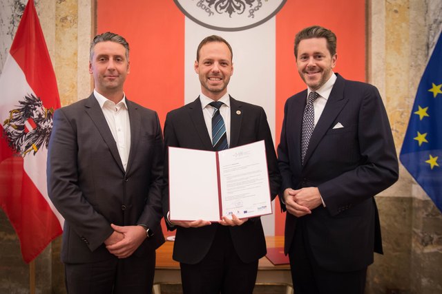 Wirtschaftsminister Mahrer verleiht die Auszeichnung "Ausgezeichneter Betrieb für Lernen in Europa" an die Sandoz GmbH, Kundl, Tirol.