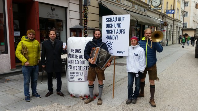 Gut gepolsterte "Laternenairbags" und provokante Sprüche sollen unachtsame Fußgänger aufmerksam machen. | Foto: KfV