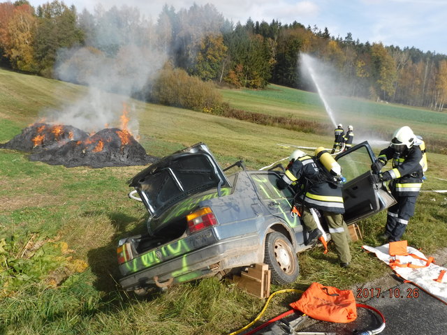 Annahme war ein Strohballenbrand - zu allem Überfluss fuhr auch noch ein fiktiver Schaulustiger in den Graben. | Foto: FF Waldberg/Matzlesschlag