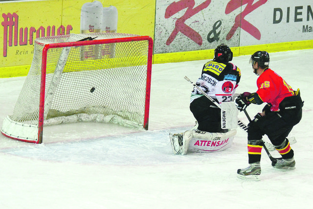 Kalte Dusche für die EVZ-Löwen. Gilbert Lehmann bezwingt den starken Torhüter Andi Brenkusch in der 59. Minute zum 2:3.