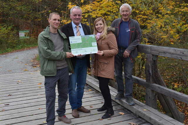 David Bröderbauer (Naturfreunde Österreich), Vizebürgermeister DI Johannes Prinz, Tanja Zlabinger (Stadtgemeinde) und Ing. Robert Koppensteiner (Wegbetreuer) eröffneten den neuen WohlfühlWeg im Kamptal.