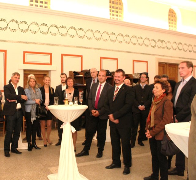 Foto: Gabriella Bösze                                                                  Franz Humer mit Familie, Freunden und Wegbegleitern war sichtlich über die ehrenvolle Laudatio erfreut