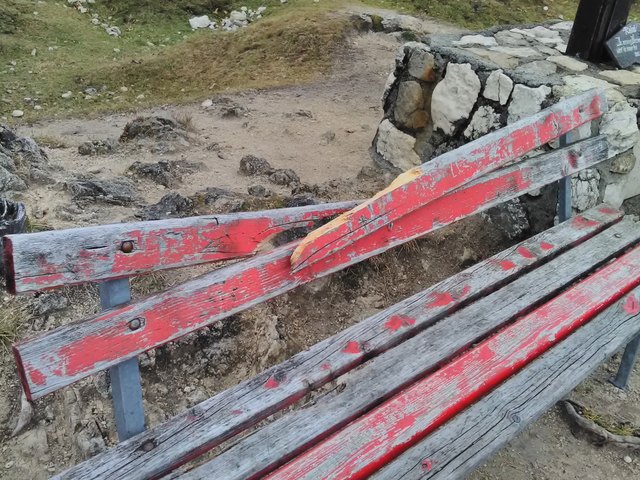 leider wurde die Bank am Feuerköpfl-Höhlenstein beschädigt, der Verursacher wird den Schaden wahrscheinlich nicht bezahlen :-(