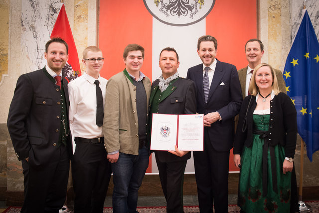 Bundesminister Harald Mahrer überreichte die Auszeichnung an das Team des Falkensteiner Hotels Bad Waltersdorf.