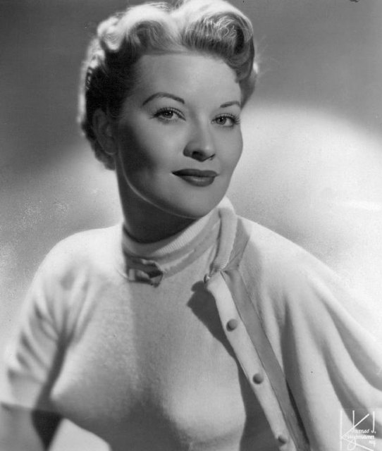 Die beste Energiesparberatung - Klimaanlage erst gar nicht einbauen spart Kosten und Energie und hilft bei der Konzentration: Ziehen Sie einen Pullover wie Patti Page an!