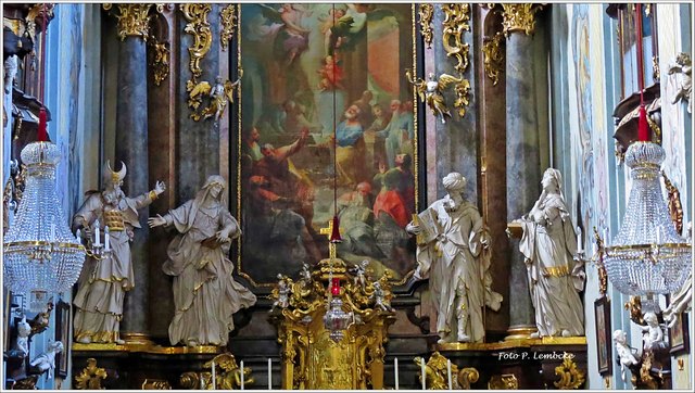 Die Figuren links sind die Eltern von Johannes d. Täufer und rechts die Eltern von Maria.