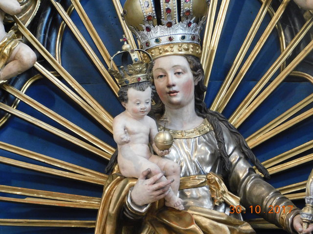 Die sogenannte Fasser Madonna. befindet sich der Johannesalter mit der Fassermadonna, eine Strahlenkranzmadonna auf der Mondsichel, die von der Zunft der Fassmacher gestiftet wurde.