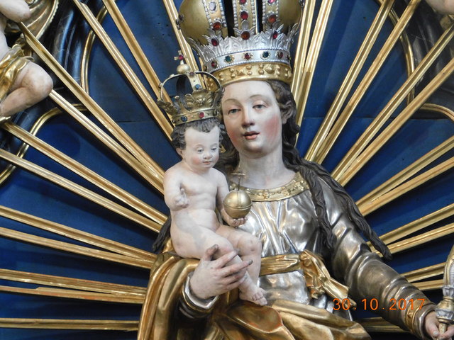 Die sogenannte Fasser Madonna.  befindet sich der Johannesalter mit der Fassermadonna, eine Strahlenkranzmadonna auf der Mondsichel, die von der Zunft der Fassmacher gestiftet wurde.