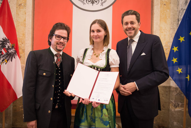 Bundesminister Harald Mahrer mit Helena Berger und Aaron Sallegger von der Augustinus Apotheke Vorau.