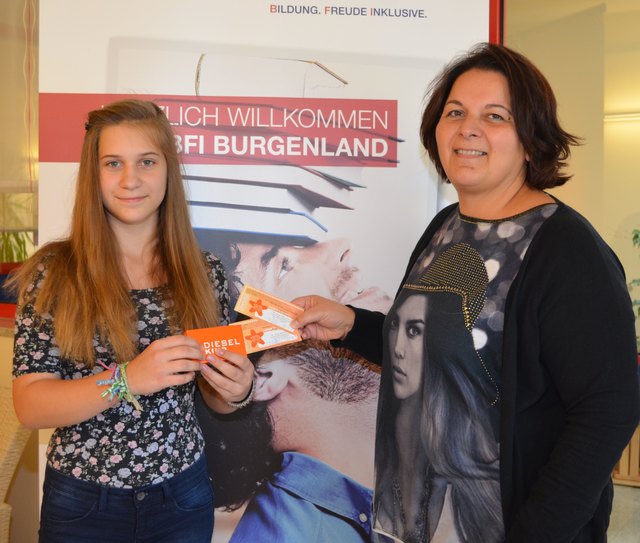 Szonja Varga erhielt von Dragana Rinnerthaler die Gutscheine.