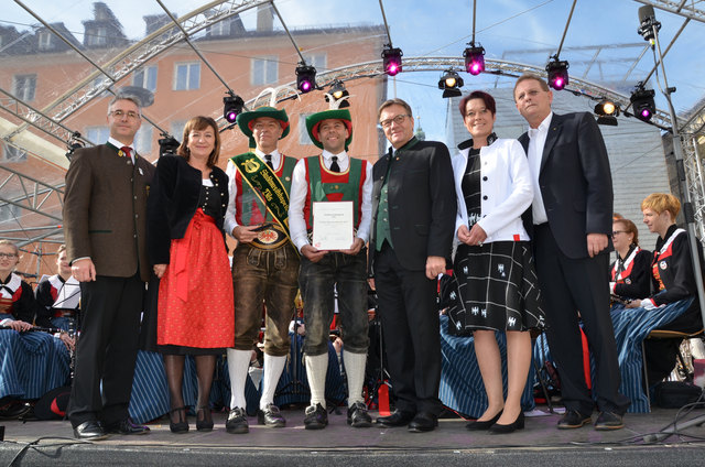 Obmann des Tiroler Blasmusikverbandes Elmar Juen, Beate Palfrader, Kapellmeister Roland Megele, Obmann Wolfgang Kieltrunk, LH Günther Platter, BRin Sonja Ledl-Rossmann und Bgm. Günter Keller.