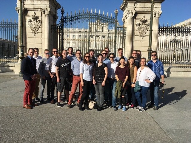 JVP-Delegation vor dem Königspalast in Madrid.