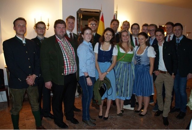 JVP-Delegation mit Botschafter Peter Huber (2.R.4.v. l.) beim Nationalfeiertagsempfang.